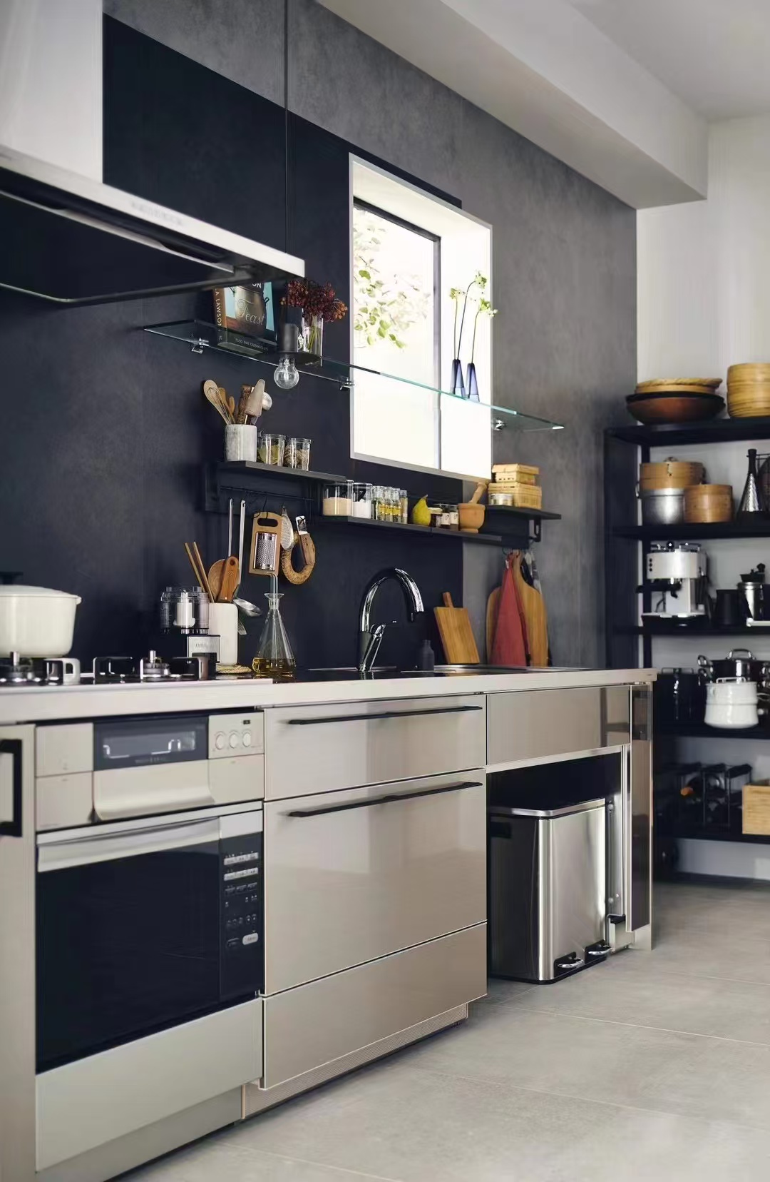 เพิ่มประสิทธิภาพของห้องครัวด้วยสแตนเลสสตีลระบายอากาศ Eco Pantry ในสภาพอากาศที่ชื้น
